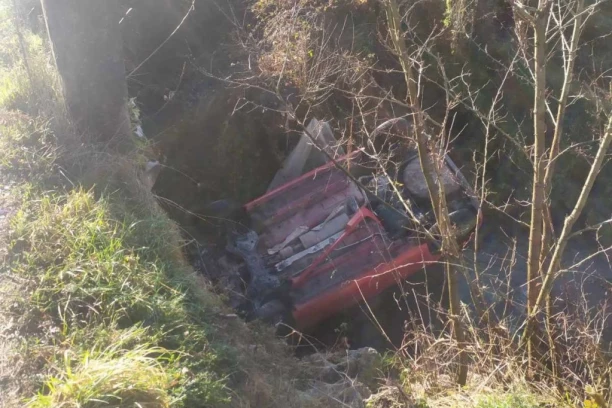 ŽENA SLETELA SA PUTA U KANAL, TROJICA HEROJA JE SPASILI: Dobili smo nadljudsku snagu, podigli smo auto i izvukli je!