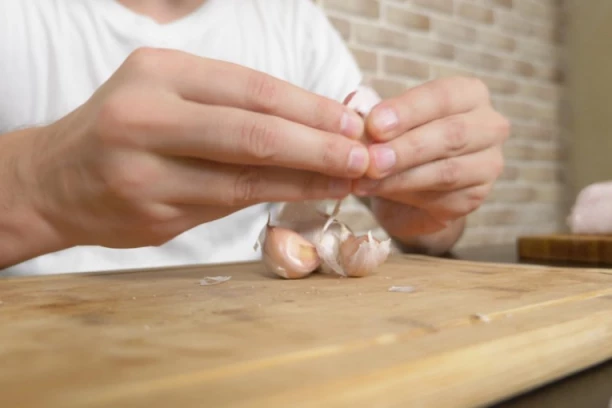 OVAJ BELI LUK SE POVLAČI SA TRŽIŠTA: Otkriven povišen nivo pesticida