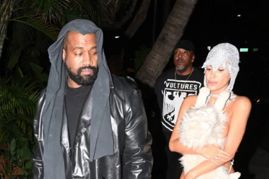 REPEROVA ŽENA GOLA NA ULICI: Ljudi gledaju i ne veruju, preko grudi nosi PLIŠANU ŽIVOTINJU!