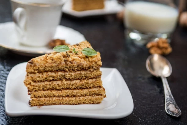 TORTA MARLENKA NIKAD NE IZLAZI IZ MODE: Neodoljivi spoj meda i karamela očaraće vaša nepca!