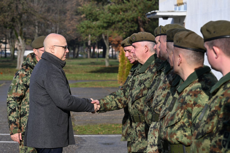 VUČEVIĆ I MOJSILOVIĆ OBIŠLI KASARNU U PANČEVU: Nova vozila za Vojsku Srbije