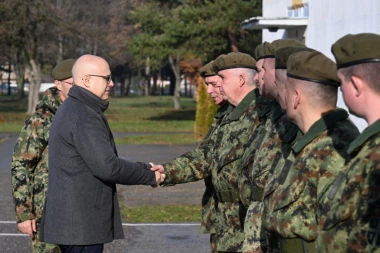 VUČEVIĆ I MOJSILOVIĆ OBIŠLI KASARNU U PANČEVU: Nova vozila za Vojsku Srbije
