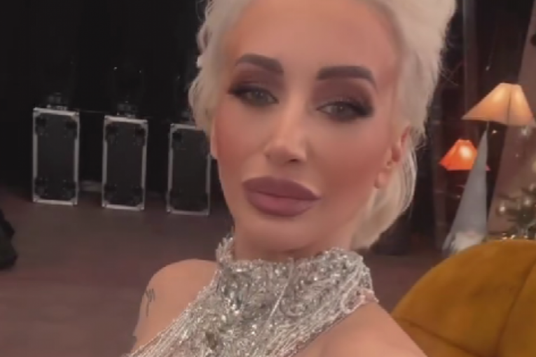 Dušica Jakovljević pozira