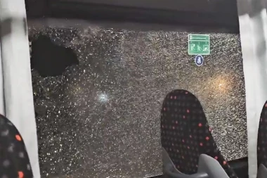 KAMENOVAN AUTOBUS 860E: Preplašeni putnici vrištali dok je staklo upadalo u vozilo