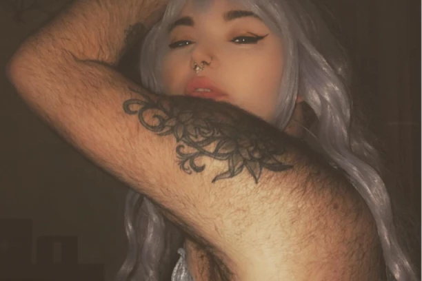 IMALA JE SAMO OSAM GODINA KADA SU DLAKE KRENULA DA JOJ RASTU: Maltretirali su je i nazivali "MAJMUNOM" , sada se nada da je pronašla REŠENJE!