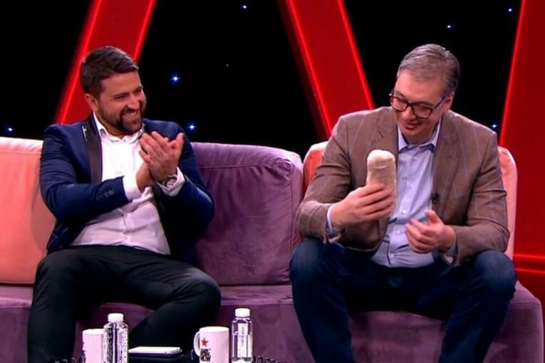 DA SE VIDI KO JE PRAVI PREDSEDNIK! Vučić izvadio sendvič i poklonio ga svom dvojniku