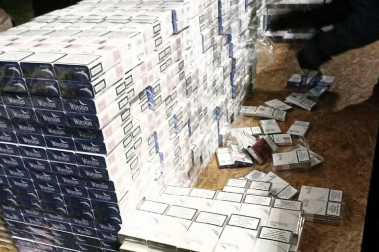 Pokušali da prošvercuju cigarete
