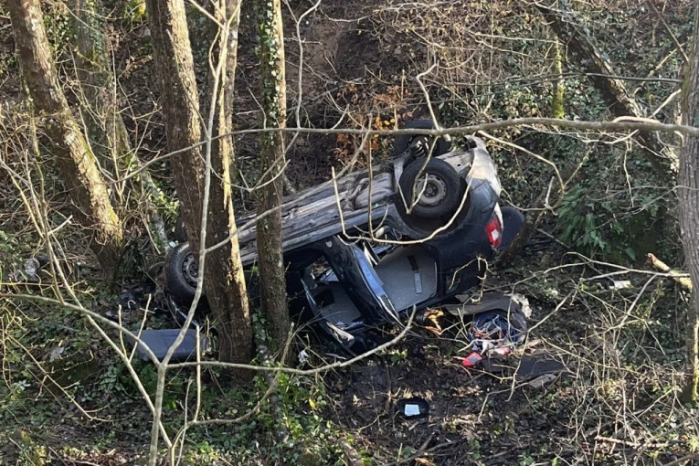HOROR! OVO JE AUTOMOBIL ŽENE KOJA JE SLETELA U KANJOJ KOD PRIJEPOLJA! Preživela samim čudom: ''Bog ju je sačuvao!''