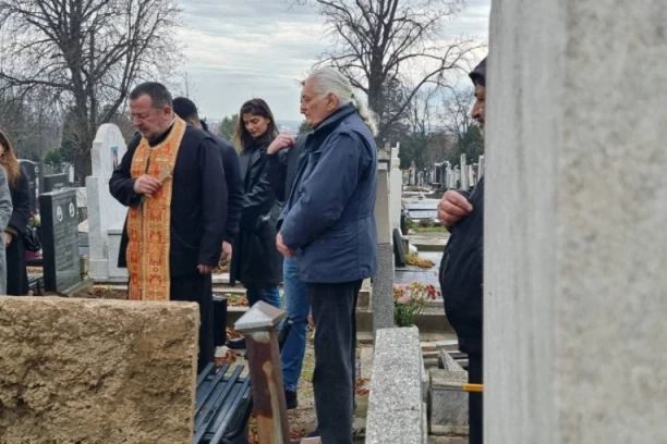 POČEO POMEN MILANU LAĆI RADULOVIĆU! Potresne scene sa groblja, Futa skamenjen od bola! (VIDEO)