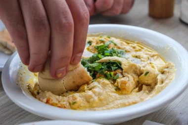 HUMUS KAO NAMAZ BROJ JEDAN TOKOM POSTA: Ovo je originalni RECEPT koji se sprema brzo a MUNJEVITO jede!
