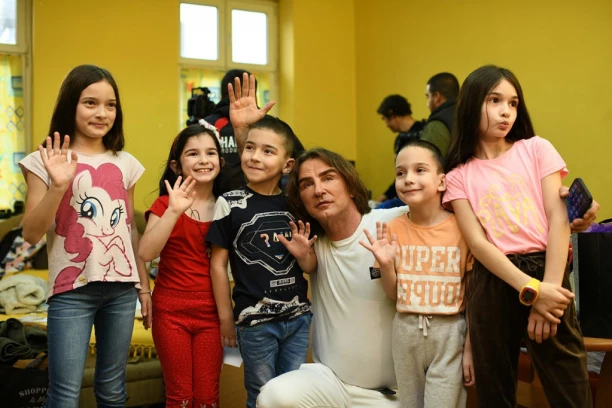 HRABRU SAMOHRANU MAJKU I NJENO PETORO DECE UČINIO NAJSREĆNIJOM PORODICOM! Željko Mitrović posetio Nadu Mitrović i saopštio srećne vesti: Evo kada se useljavaju u novi dom!