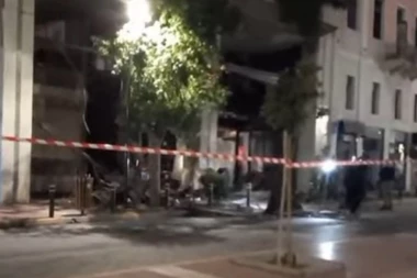 STRAVIČNA EKSPLOZIJA U PIREJU: Oštećena stambena zgrada, lokali rastureni, paklena naprava na betonu ostavila KRATER OD 40 cm (VIDEO)