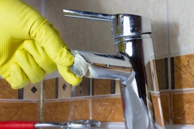 RECITE ZBOGOM KAMENCU, OVAJ TRIK KOŠTA SAMO 300 DINARA: Zaboravite na teške hemikalije, mame su otkrile pravo ZLATO koje štedi NOVAC!