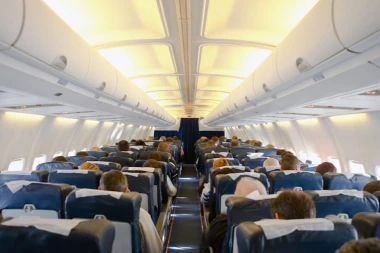HAOS NA LETU IZ BANGKOKA! Britanac (35) besneo po avionu: Razbio toalet, drao se na putnike - stjuard izvukao najdeblji kraj! (VIDEO)