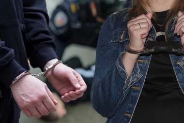 BRAČNI PAR IZ ŠIDA MALTRETIRAO SVOJU DECU: Uhapšeni roditelji koji su terali mališane od 8 i 10 godina na prosjačenje u Novom Sadu!