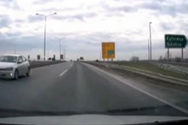 TEMPIRANA BOMBA NA PUTU! Još jedan snimak divljačke vožnje u kontra-smeru razbesneo Srbiju! POGLEDAJTE ŠTA ČOVEK RADI! (VIDEO)