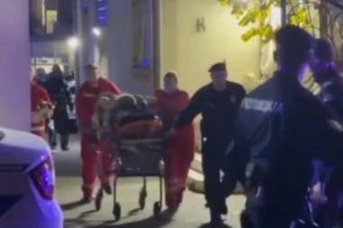 LJUDE IZNOSE NA MOBILNIM KREVETIMA! Jezive slike ispred staračkog doma u Malom Mokrom Lugu posle požara! (VIDEO)