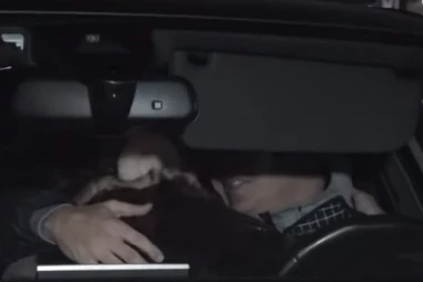 BRESKVICA UHVAĆENA U VRELOJ AKCIJI: Dohvatila se sa dečkom u kolima, kamera zabeležila sve!