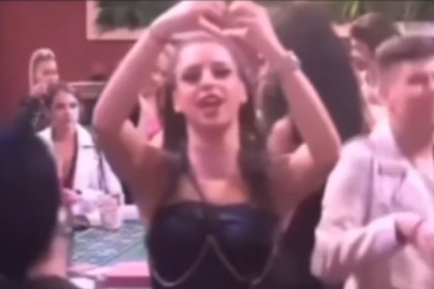 MIONA ŠALJE TAJNE SIGNALE U KAMERU: Uhvaćena na delu, evo kome se obraća! Sada je SVE jasno (VIDEO)