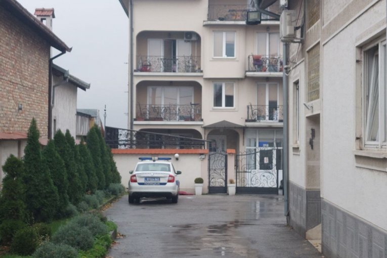 Žena na terasi staračkog doma