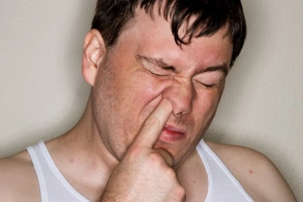 ČAČKANJE NOSA MOŽE POKRENUTI TEŠKU BOLEST: Kada budete čuli ŠTA je u stanju da uradi vašem mozgu, odmah ćete prestati!