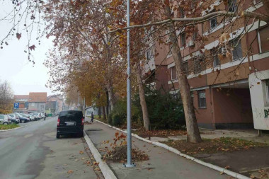 Građani ulice Blagoja Jovovića dobili uličnu rasvetu nakon prijema u Centrali Srpske napredne stranke