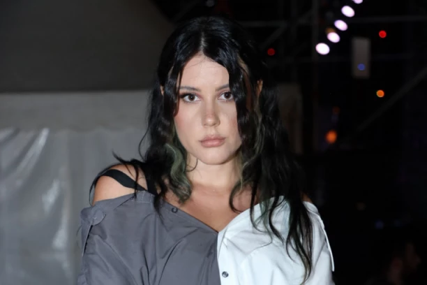 ZAPOSTAVILA LJUBAVNI ŽIVOT ZBOG KARIJERE! Teya Dora priznala: Nikolija i Relja su ZAHTEVNI za rad, a sa NJOM bi snimila duet!