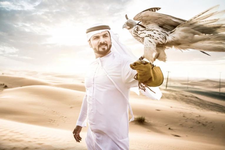 IMA SE, MOŽE SE, A VI VRAPČIĆI LOMITE SVOJA KRILA! Verovali ili ne: Ovako princ od Arabije prevozi svoje sokolove do daleke destinacije! (FOTO)