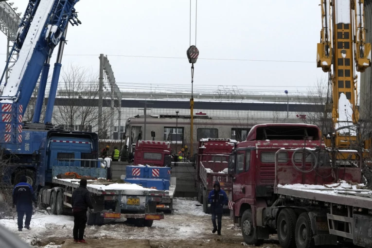 STRAVIČNA NESREĆA U KINI: U vreme najveće gužve u Pekingu prepolovili se vagoni metroa, preko 100 ljudi teško povređeno! (VIDEO/FOTO)