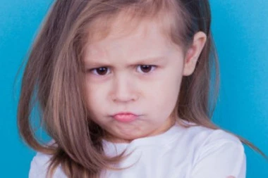 NOVOGODIŠNJE ŽELJE OVE DEVOJČICE SU SVE ZGROZILE: Ima samo 10 godine, a već je roditeljima na spisak dodala NAJNOVIJI telefon i sve OVO (VIDEO)