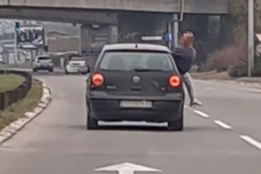 NASILNIČKA VOŽNJA, A NA SVE TO I JEDNA NOGA KROZ PROZOR! Građani šokirani jezivim snimkom: "Posle kažu skupa droga" (VIDEO)