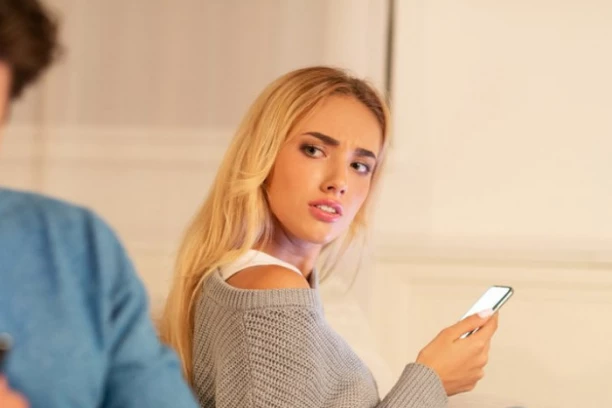 POGLEDAJTE U ŽENIN PRST I SHVATIĆETE DA LI VAS VARA: To otkriva PRELJUBNICU dok trepnete i nikada ne greši!