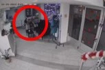 NESVAKIDAŠNJA PLJAČKA U NOVOM SADU: Žena sa kapuljačom snimljena na kameri kako krade novac iz frizerskog salona!