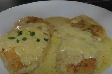 KREMASTA PILETINA U SOSU OD LUKA: Neobičan preliv koji ćete odmah praviti - u jednoj posudi i za manje od pola sata!