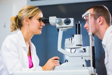 15 GODINA JE IMAO ULJEZA U OKU! Otišao je na rutinski pregled, a ono što su mu lekari pronašli OSTAVILO IH JE U ČUDU