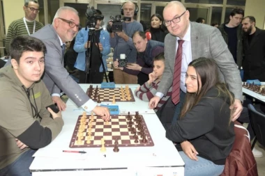 U BEOGRADU ODRŽANA AKCIJA ŠAHOM PROTIV KORUPCIJE! Predsednik ŠSB Andrija Jorgić poslao SNAŽNU poruku!