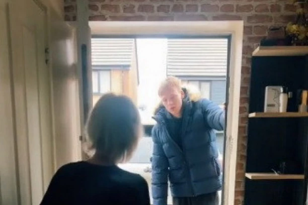 CELU NOĆ JE LUMPOVAO SA DRUŠTVOM: Pijani sin se pojavio na kućnom pragu, usledila je neočekivana reakcija njegove majke! (VIDEO)