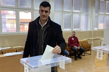 OPUŠTEN I SAM! Marko Kešelj, bivši reprezentativac i igrač Crvene Zvezde, glasao na  Voždovcu! (FOTO)