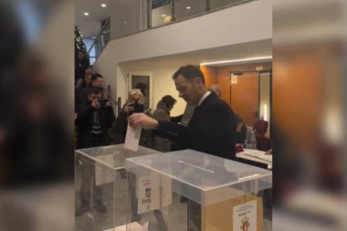 SINIŠA MALI GLASAO NA ZVEZDARI! Ministar finansija u rano jutro na biračkom mestu! (FOTO)