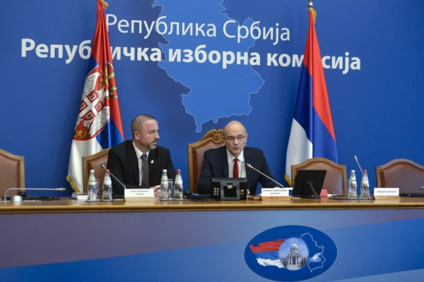 PRVA KONFERENCIJA ZA MEDIJE REPUBLIČKE IZBORNE KOMISIJE: Na izborima 2023. pravo glasa ima 6.500.666 birača, sva biračka  mesta otvorena na vreme!