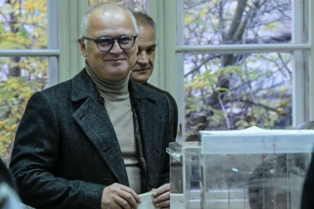 GORAN VESIĆ JUTROS NASMEJAN ISPUNIO SVOJU GRAĐANSKU DUŽNOST! Ministar glasao prvi na svom biračkom mestu