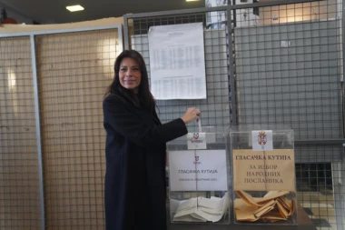IRENA VUJOVIĆ GLASALA NA IZBORNOM MESTU SAVSKI VENAC! Potpredsednik Glavnog odbora SNS obavila svoju građansku dužnost!