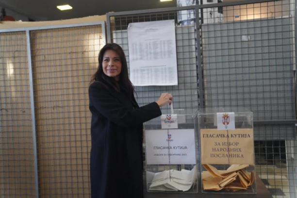 IRENA VUJOVIĆ GLASALA NA IZBORNOM MESTU SAVSKI VENAC! Potpredsednik Glavnog odbora SNS obavila svoju građansku dužnost!