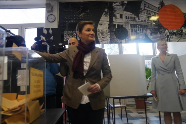 NA BIRAČKO MESTO DOŠLA SA PORODICOM! Glasala premijerka Ana Brnabić! MILICA ĐURĐIĆ BLISTA! (FOTO)