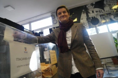ANA BRNABIĆ DANAS RASPISUJE IZBORE! Na birališta izlaze građani Mionice i Negotina!