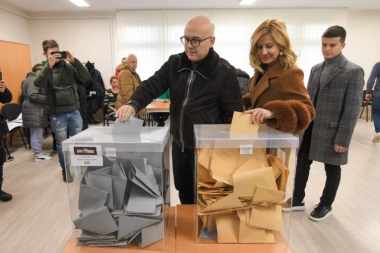 MILOŠ VUČEVIĆ I NJEGOVA SUPRUGA GLASALI U NOVOM SADU! Ministar odbrane i predsednik Srpske napredne stranke izašao na glasnje! (FOTO)