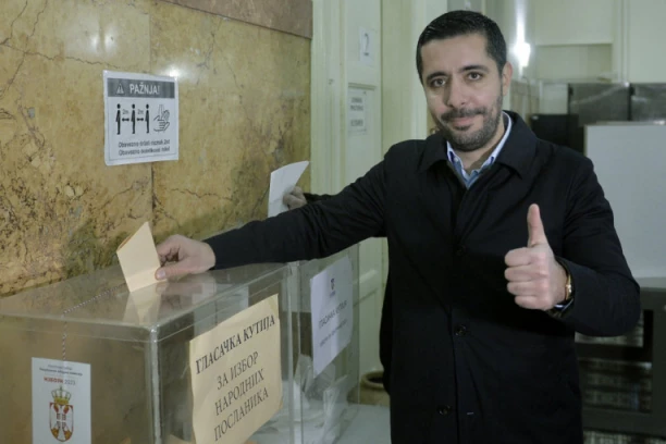 VEDAR I NASMEJAN - TOMISLAV MOMIROVIĆ STIGAO NA GLASANJE! Ministar trgovine ispunio svoju građansku dužnost na Vračaru! (FOTO)