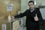 VEDAR I NASMEJAN - TOMISLAV MOMIROVIĆ STIGAO NA GLASANJE! Ministar trgovine ispunio svoju građansku dužnost na Vračaru! (FOTO)