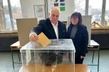 NIGDE BEZ SUPRUGE! Dragan Marković Palma u pratnji lepše polovine glasao u rodnom Končarevu! (VIDEO)