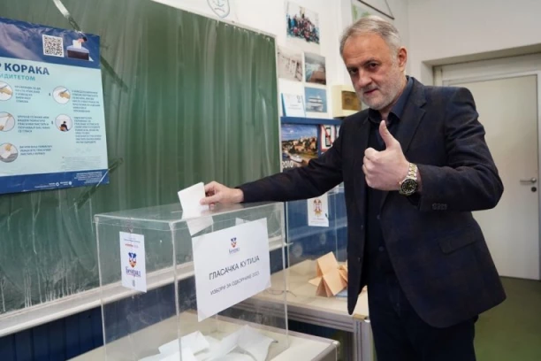 ZORAN GAJIĆ GLASAO: Ministar sporta nasmejan iskoristio svoje građansko pravo! (FOTO)